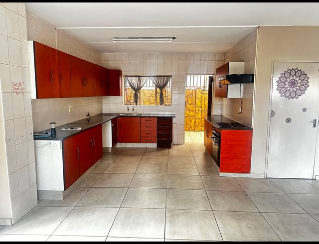 3 BEDROOM TOWNHOUSE FOR SALE IN WITFIELD